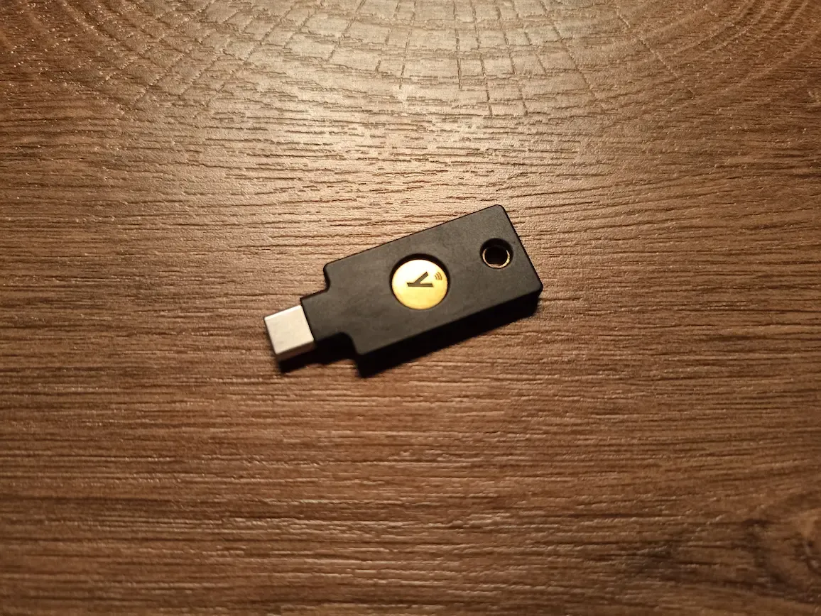 Une clé de sécurité physique YubiKey